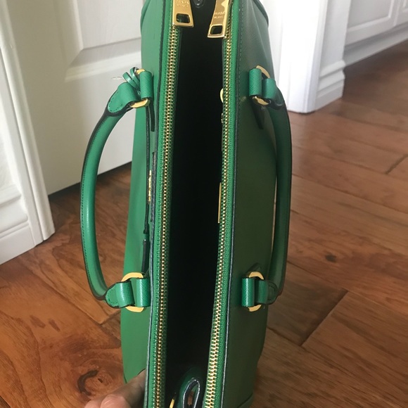 Prada Saffiano Lux - Picture 2 of 8